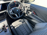BMWを熟知したメカニックによる、360度の納車前点検。ドイツ本国と同様の教育・訓練を受けたメカニックが徹底的に点検、整備した後にお客様にお引渡しします。