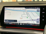 ドライバー中心に設計されたBMWのコクピットはナビゲーションシステムもドライバーーが見やすい角度に調整されております。