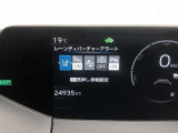 レーンディパーチャーアラートとは車線または走路からの逸脱の可能性を警告すると共に、車線または走路からの逸脱を避けるためのハンドル操作の一部を支援する機能です。詳細は販売店スタッフまでおたずねください。