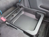 なんと助手席下にはシートアンダーボックス装備!さらに荷物が積めます!
