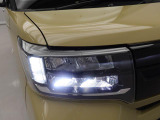 【フルLEDヘッドランプ】 白く明るい光で夜間走行の安心感を高めます。車両姿勢の変化に応じて、照射軸の上下方向が調節できるマニュアルレベリング機能付です。