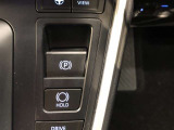 HOLD機能付きの電動パーキングブレーキ。HOLD機能を使用すると、信号待ちなどでフットブレーキから足を放しても、車は動かずそのまま停車してくれます。ドライブなど足が疲れた時には便利な機能です。