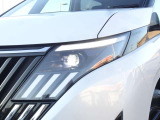 【LEDヘッドライト】悪天候や夜間走行時も良好な視界を確保し安心して運転できる高輝度LEDヘッドライトを装備!点灯速度が早く、消費電力も抑えられています。