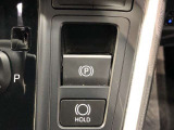 HOLD機能付きの電動パーキングブレーキ。HOLD機能を使用すると、信号待ちなどでフットブレーキから足を放しても、車は動かずそのまま停車してくれます。ドライブなど足が疲れた時には便利な機能です。