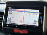 地図情報が画面に見やすく表示され、現在地や周辺の道路を確認しやすい仕様です。目的地までの道順を調べる際にも活用でき、慣れない場所へのお出かけをサポートします。日常の移動にも便利です。