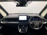 シンプルながら機能性あふれる運転席廻りです。視界性もよく、運転しやすいですよ。