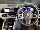 【ハンドル】ドライバーとBMW車の一体感がダイレクトに伝わるステアリングホイール。形状・太さへの拘りに加えて、操作性を高める為にスイッチ類も配置。クイックかつ安定のドライビングを体感下さい!