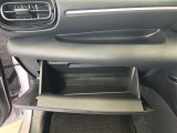ちょっとしたところは収納ボックスにもなっています。車内はサイズも決まっているので、収納が少ないと思っているアナタ!ご安心ください。さまざまなところに収納が隠れているんです♪