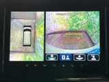 後方映像に加えて車両周囲の状況を画面で確認でき、駐車時の位置合わせをサポートします。複数の表示を見比べながら、落ち着いて操作しやすい装備です。