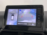 アラウンドビューモニターで車を上空から見下ろしているような映像を映し出します。周囲の状況がひと目でわかります!