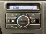 オートエアコンは温度を設定するだけで、自動で風量などを設定してくれます。運転しながら操作も必要ないので、安全性も向上します。