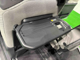 飲み物や食べ物を気軽に置ける格納式シートバックテーブルを、運転席と助手席の背もたれにご用意。車内の休憩も快適です!