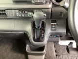 足元スッキリ、インパネシフトです。パーキングブレーキは電子制御パーキングブレーキタイプなので、運転席と助手席の間がスッキリしています。