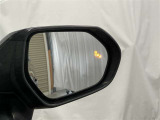 隣車線を走る車両をレーダーで検知し、ドアミラーでは確認しにくい後側方エリアに存在する車両に加え、急接近してくる車両も検知します。車両を検知するとドアミラーに搭載されたLEDインジケーターが点灯します。