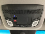 緊急通報ボタンは天井にあります。運転中の体調不良や、エアバッグの作動しない事故の際には押してください。
