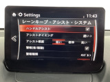 ハンドル操作をアシストすることにより車線からの逸脱回避を支援します。