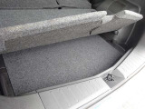フロアの下にも荷物などを収納できるサブトランクも備えています。荷室内で散らかりがちな荷物を整理整頓なんてのもイイですね♪