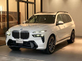 ミネラルホワイトのボディカラーは、X7の大きなボディを明るく上品に見せるカラー。光の当たり方によってボディラインの陰影も美しく映えます。