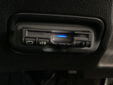 ハンドルの左下にETCがついています。高速道路の料金所の通過も楽々です!。 カードの取り出しもしやすい場所についています。