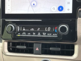 一年じゅう快適なドライブをお楽しみいただけるオートエアコンを装備。