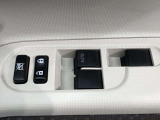 パワーウィンドには、子供がスイッチを押しても窓を開けることができないように、ロック機能も付いています。手を出したりすることを防ぐことができるので安心です。