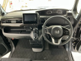 【前方視界】開放的な前方視界!運転がしやすく疲れにくいです♪窓が大きく、見通しがとっても良いおクルマですよ♪
