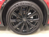 21インチアルミホイール(235/45R21)装着です。