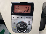 オートエアコンが車内をいつでも快適にしてくれます。