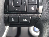 レーダークルーズコントロールは高速道路などで、ミリ波レーダーセンサーと単眼カメラからの情報によって先行車を認識。設定車速内で適切な車間距離を保ちながら追従制御します。