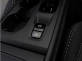 軽いタッチの電気式サイドブレーキとオートブレーキが装備されます。