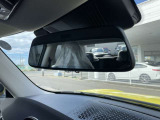 細部まですべて点検されたMINIが認定中古車として新しいオーナーを待っています。