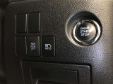 《アダプティブハイビームシステム》ハイビームとロービームを自動で切り替えするだけでなく、先行車や対向車に光が当たらないよう、部分的に遮光する機能も付いています。ハイビーム走行の頻度がより向上します。