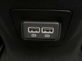 後席用にもUSBポートが2つ用意されております