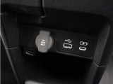 ◆USB接続端子◆スマホやiPodなどを接続して、いつもの音楽を車内でもお楽しみいただけます♪