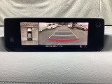 狭い場所での駐車やすれ違いなどでより的確な運転操作に役立つ360&deg;ビューモニターが装備されています。