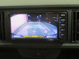 車両後方の映像を映すバックモニター。進路を確認しながら安全に車庫入れできます。