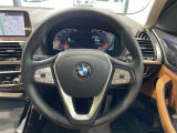 BMWのステアリングのリムは、一般的なものより少し太めにデザインされています。 これはタイヤやステアリングシャフトなどを介して伝わる路面からの入力を、しっかりと把握するためです。