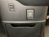 アクセサリーソケットはUSBのアダプターなどをつければ、スマホの充電にも使えます。周辺には物が置けるボックスがついています。