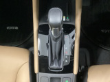 手に馴染むシフトノブで、操作がスムーズに。毎日のドライブがもっと楽しく快適になります。手元で操作ができる、電子制御パーキングブレーキ。