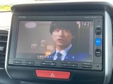 停車中には画面でテレビ映像を視聴でき、休憩時間などに車内で過ごす際の楽しみが広がります。タッチ画面で映像を表示する仕様で、日常の移動の合間にも活用いただけます。