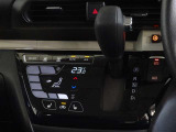 車内を快適に、オートエアコンを装備しています。