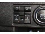 両側電動スライドドアはドアの直接操作以外にも運転席からのスイッチ操作やリモコン操作でも開閉が可能!狭い駐車場などでもドアの開閉が楽々・安心ですね!