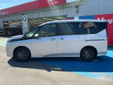 両手がふさがっていても、足先をスライドドア下部に入れて出すだけで、自動開閉出来る左右ハンズフリーオートスライドドア装備!!