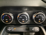 空調スイッチ類は最近流行のタッチパネル式ではなく、運転中でも直感的に操作できるダイヤル式を採用しております。