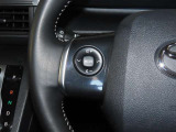 ステアリングスイッチ付きで、運転中に視線を前に向けたまま操作できます。