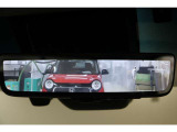 電子インナーミラーです。バックドア内側にカメラを取付けてインナーミラーに後方映像を表示。例えば、後席に大柄の方が座っていても後方確認が難なく出来ます。モニターモードとミラーモードは切替え可能です。