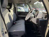 運転席シート廻りは使用感も少なく、良好な状態となっています。前オーナー様が丁寧に使っていたことがよくわかりますね。