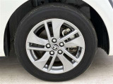 純正15インチアルミを装備して、見た目も良好です。クルマはやっぱり外見も大切にしたいですよね。純正アルミは高い完成度で、クルマにマッチします。
