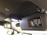 バイザーにはバニティミラー付き。車を降りる際には身だしなみをチェックを忘れずに♪