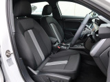 Audi車はどの車種も全てレザーハンドルです。そこにはAudiのこだわりがあり質感の高いレザーでしっかりと手に馴染み、高級感を演出します。